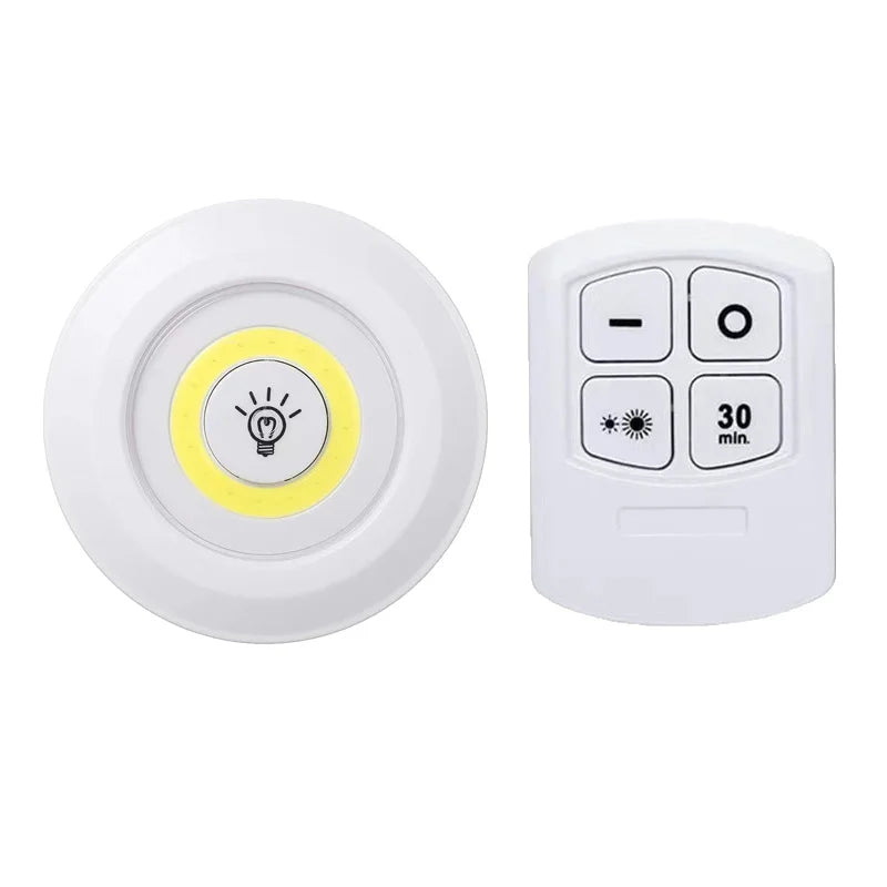 Luminária LED sem fio branca acesa dentro de um armário