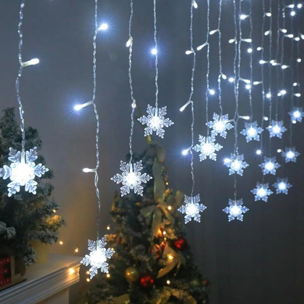 Cortina de LED com flocos de neve acesa na janela da sala