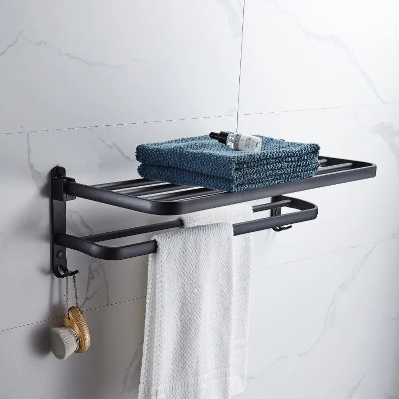 Toalheiro duplo preto fosco de 50 cm na parede do banheiro com duas toalhas