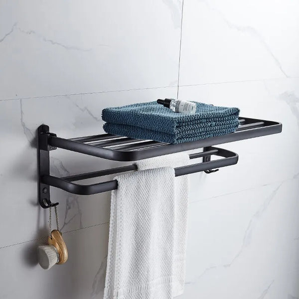 Toalheiro duplo preto fosco de 50 cm na parede do banheiro com duas toalhas