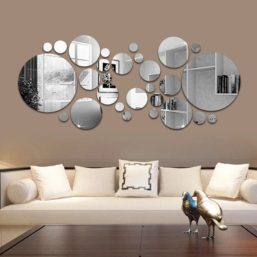 Composição de espelho decorativo adesivo redondo na parede da sala