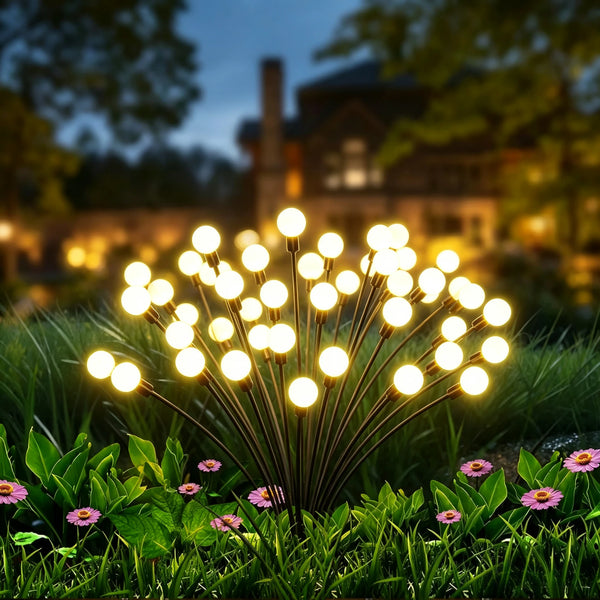 Luminária solar para jardim com hastes efeito vaga-lume acesa no canteiro