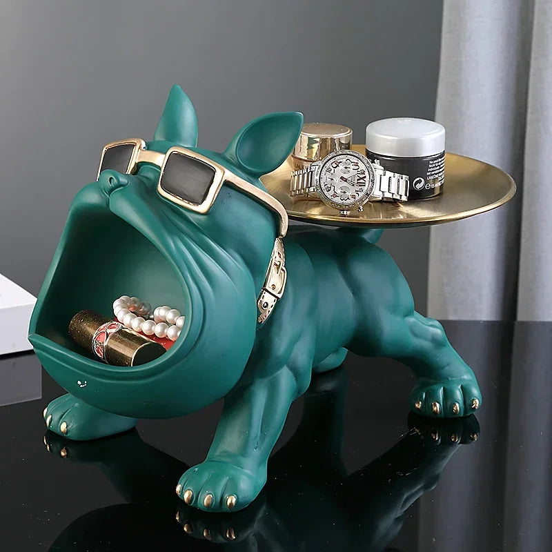 Escultura laranja de bulldog em resina com bandeja sobre um aparador
