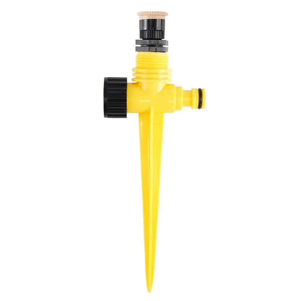 Aspersor de jardim amarelo espetado no gramado girando e regando