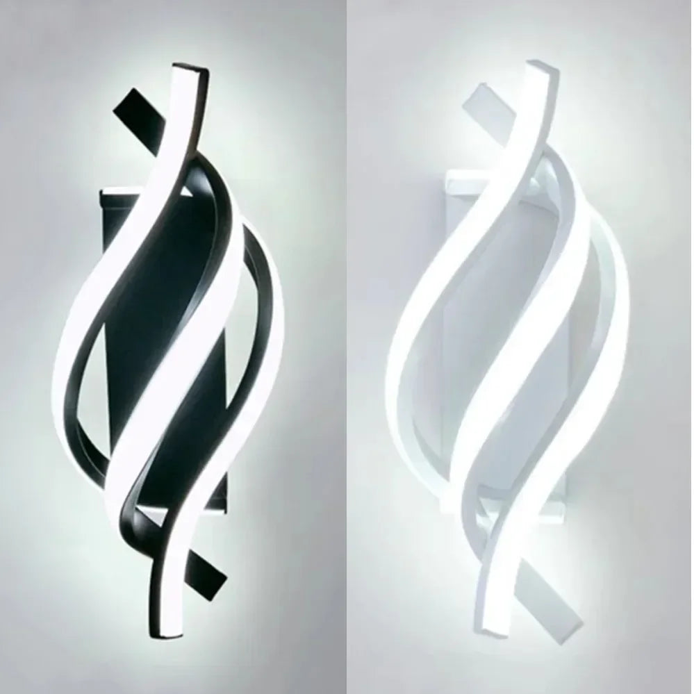 Arandela de LED em espiral acesa na parede atrás da cabeceira