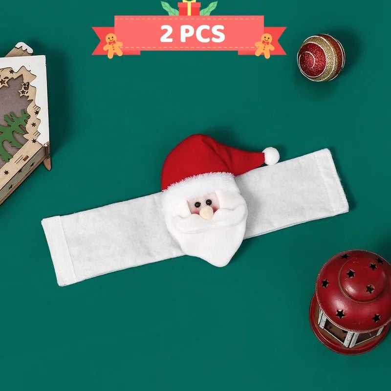 Prendedor de cortina em formato de Papai Noel segurando a cortina da sala