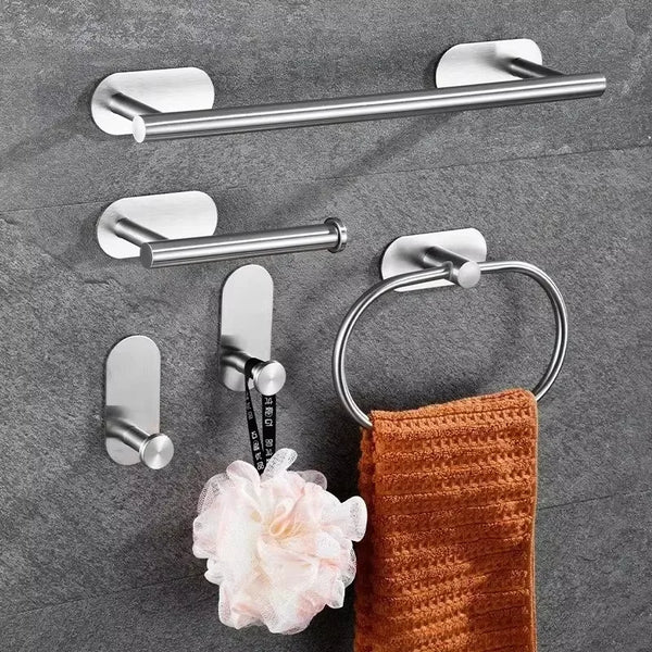 Kit preto de cinco acessórios de banheiro em aço inox instalados na parede