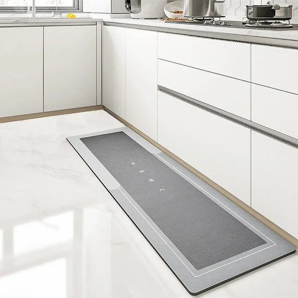 Tapete cinza-claro de diatomita de 40 por 50 cm no piso da cozinha