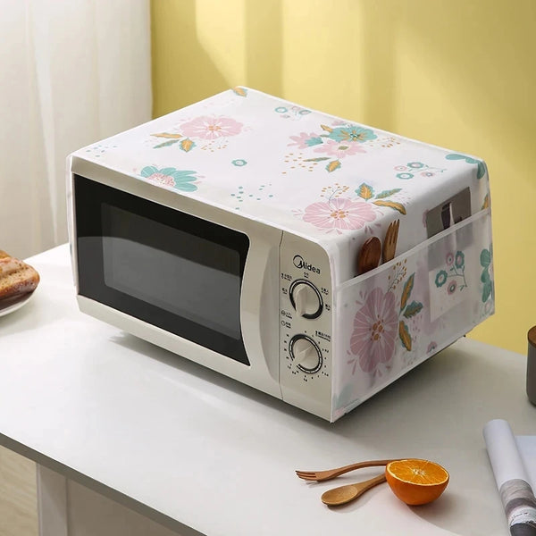 Capa de tecido estampada cobrindo um microondas na bancada da cozinha