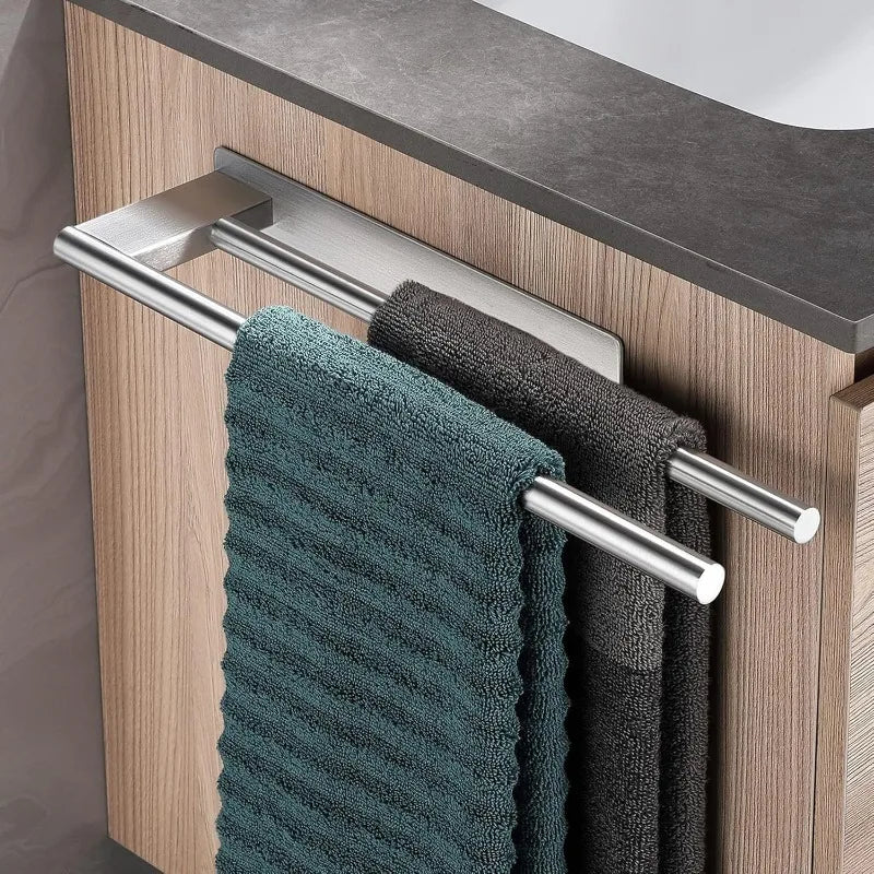 Toalheiro duplo de aço inox prateado fixado no azulejo do banheiro