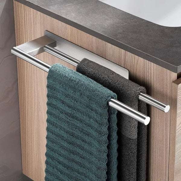 Toalheiro duplo de aço inox prateado fixado no azulejo do banheiro