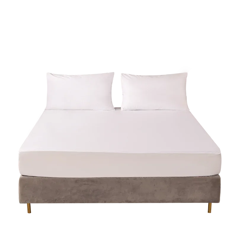 Protetor de colchão branco impermeável com elástico vestido em cama de solteiro