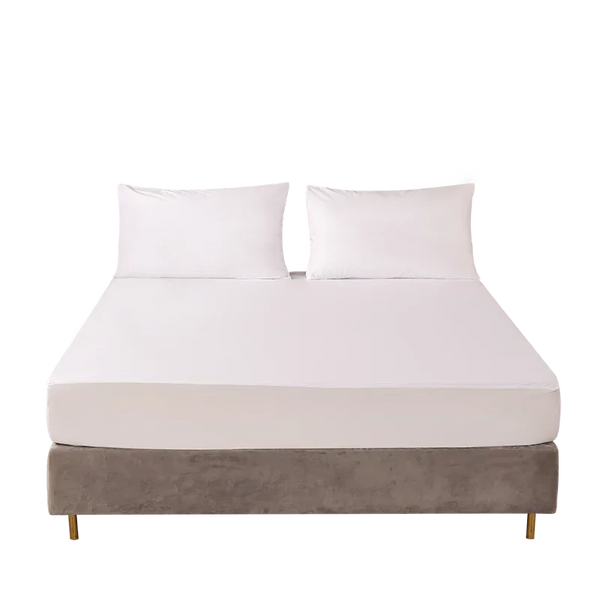 Protetor de colchão branco impermeável com elástico vestido em cama de solteiro