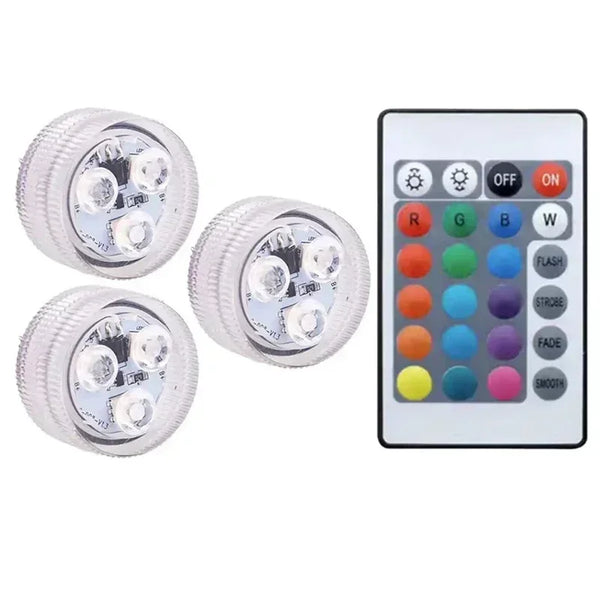 Luzes RGB submersas acesas no fundo da piscina à noite