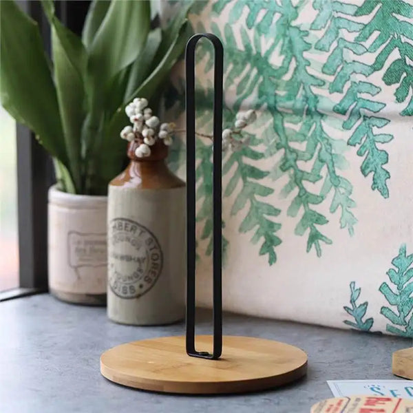 Suporte de papel toalha vertical com base de bambu na bancada da cozinha