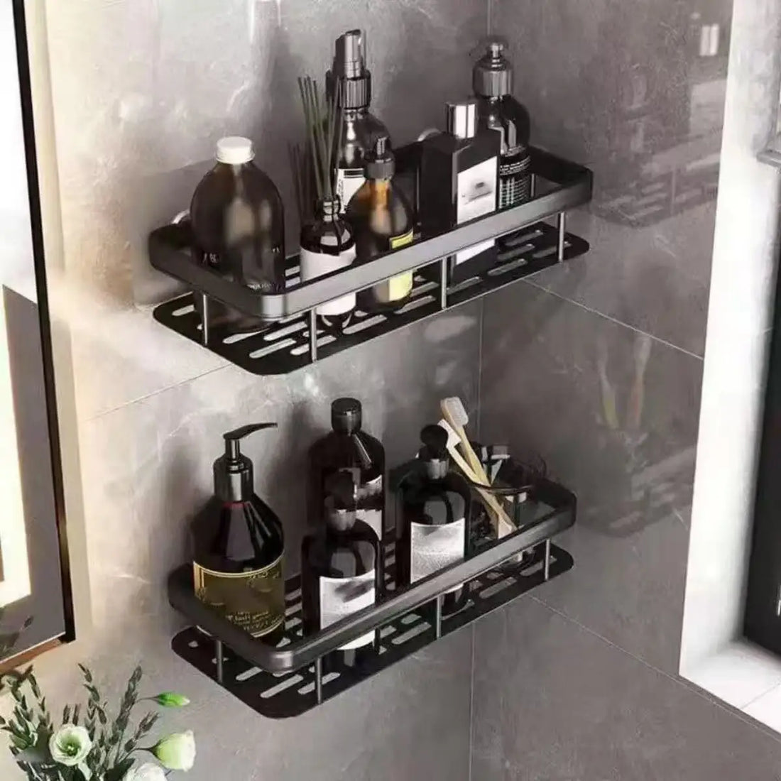 Prateleira de canto de alumínio fixada no canto do box com frascos de shampoo