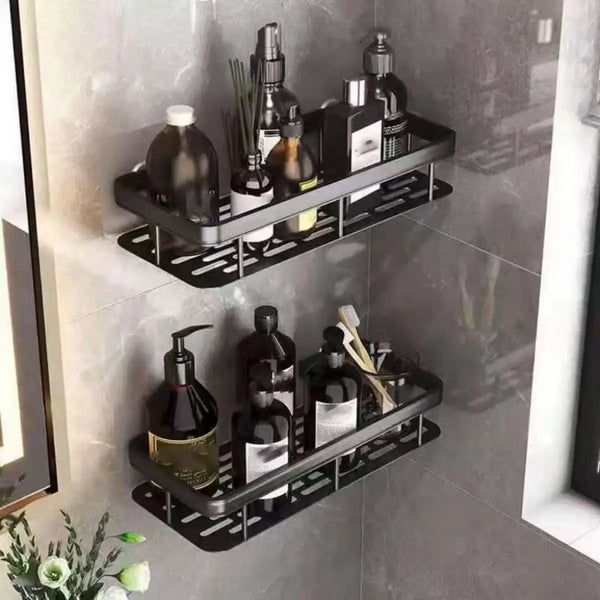 Prateleira de canto de alumínio fixada no canto do box com frascos de shampoo