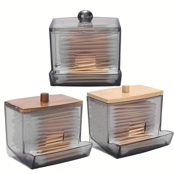 Porta cotonete de acrílico transparente com tampa de bambu na bancada do banheiro