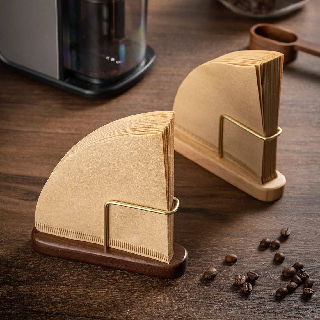 Porta-filtro de café de madeira maciça com filtros de papel ao lado da cafeteira