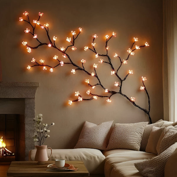 Galho decorativo com luzes de LED acesas fixado na parede acima de um sofá