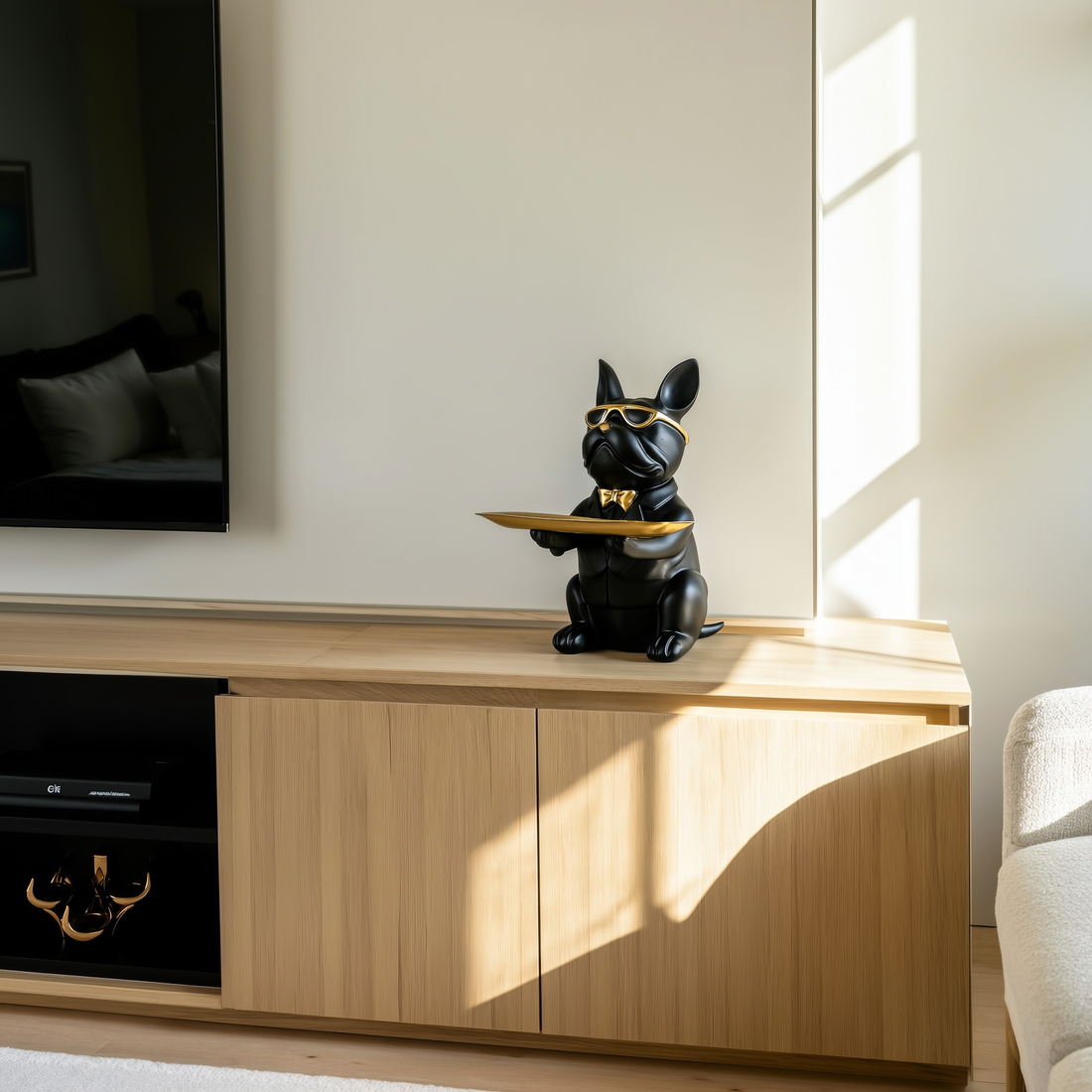 Enfeite decorativo de bulldog preto com bandeja dourada sobre aparador — foto de ambiente 3