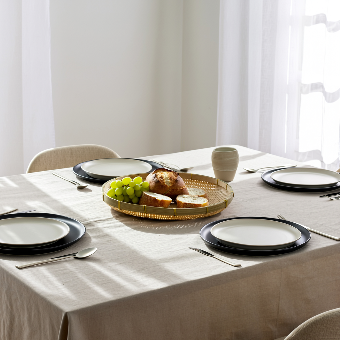 Bandeja redonda de bambu trançado com figos na mesa posta — foto de ambiente 1