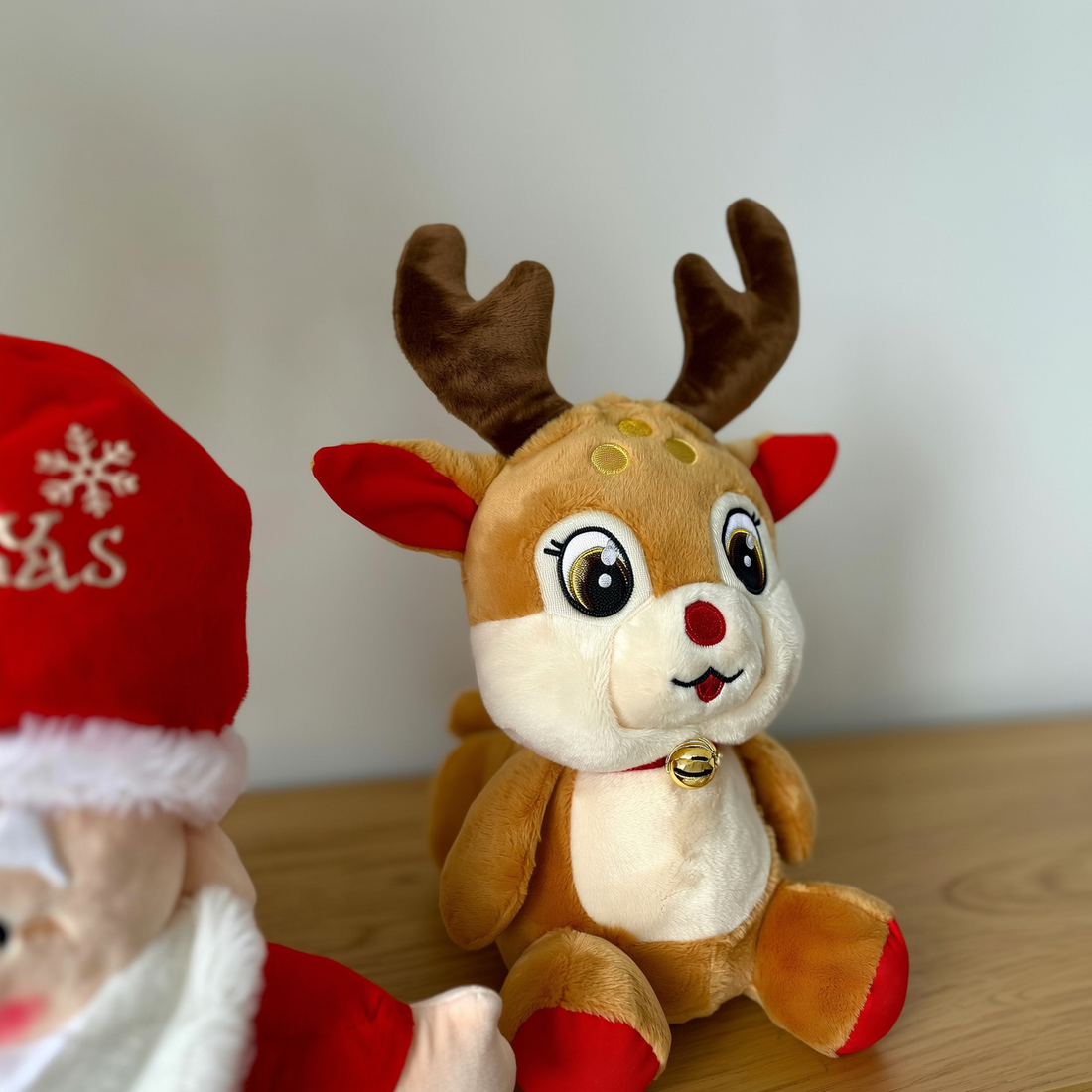 Trio de pelúcias de Natal com Papai Noel rena e boneco de neve sobre aparador — foto de ambiente 3