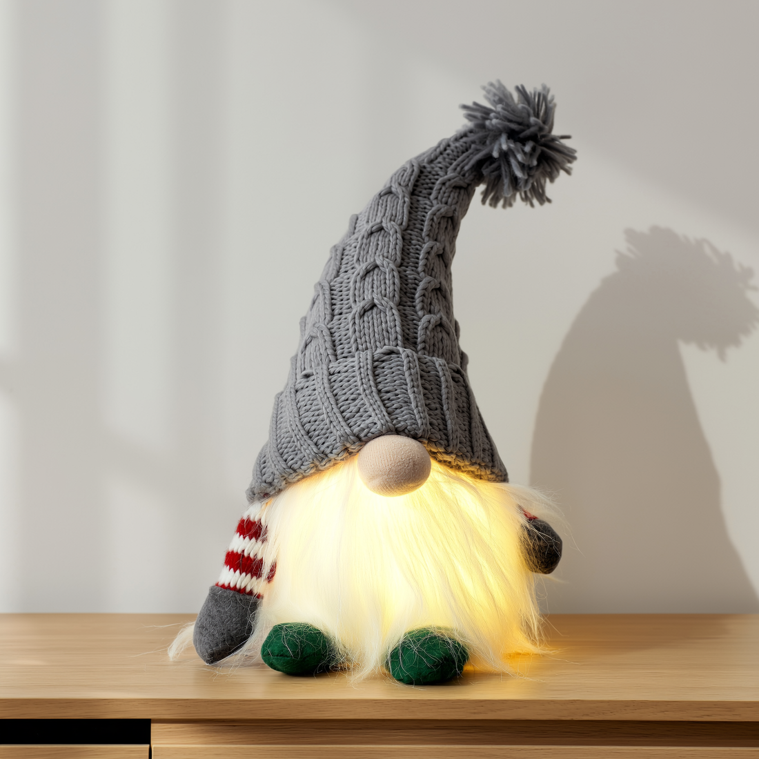 Gnomo de pelúcia com gorro de tricô vermelho e barba iluminada sobre aparador — foto de ambiente 3