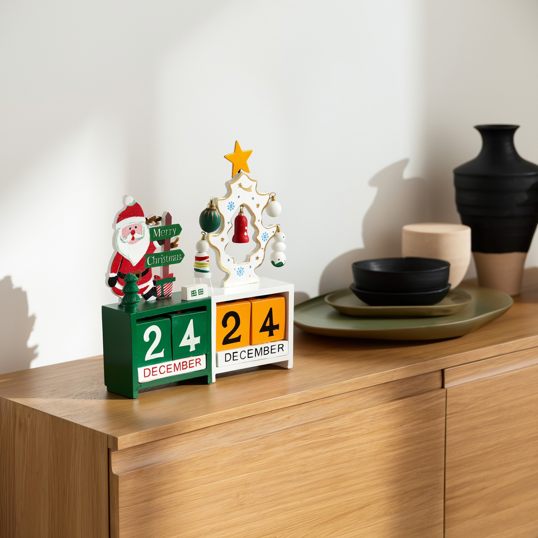 Calendário de advento de madeira com Papai Noel e rena sobre aparador — foto de ambiente 2