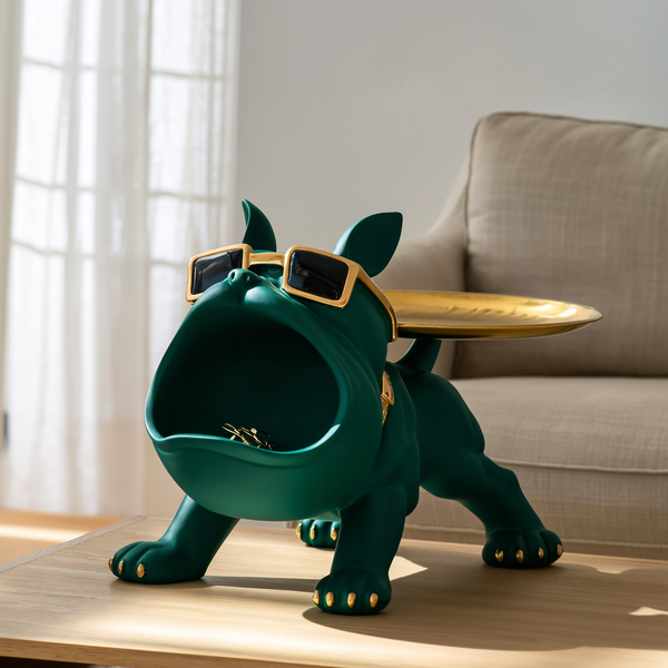 Escultura de bulldog em resina verde com bandeja dourada em sala de estar com sofá de linho e madeira clara — foto de ambiente 3