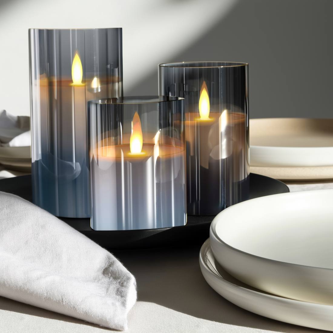 Trio de velas de LED sem chama acesas em bandeja na mesa de jantar — foto de ambiente 1