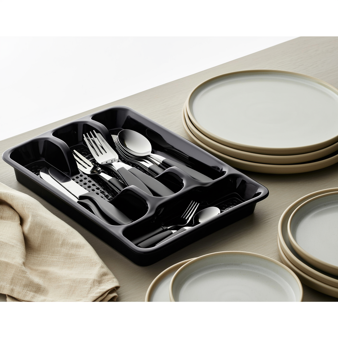 Kit de talheres inox com porta-talheres de gaveta preto e pratos ao lado — foto de ambiente 1