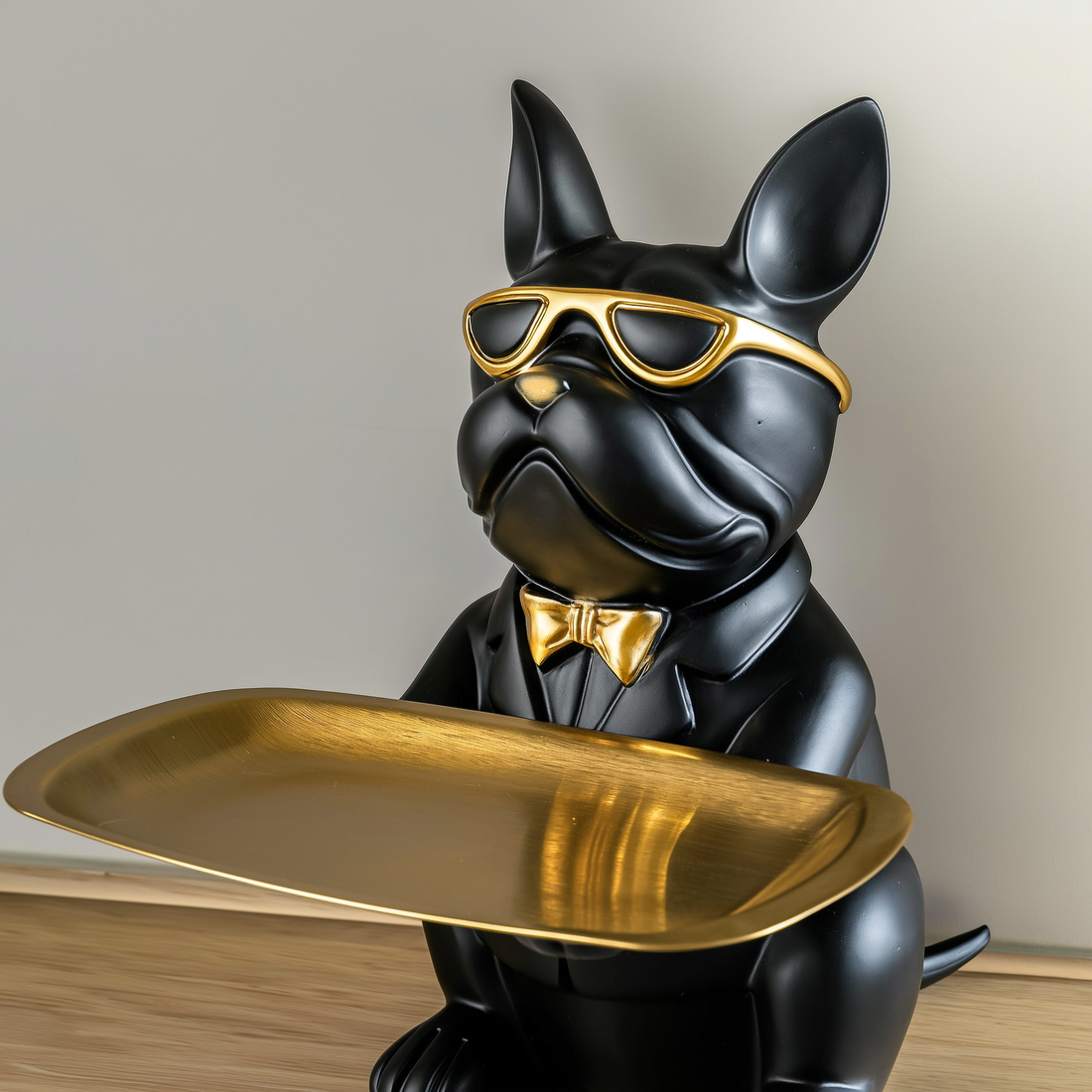 Enfeite decorativo de bulldog preto com bandeja dourada sobre aparador — foto de ambiente 1