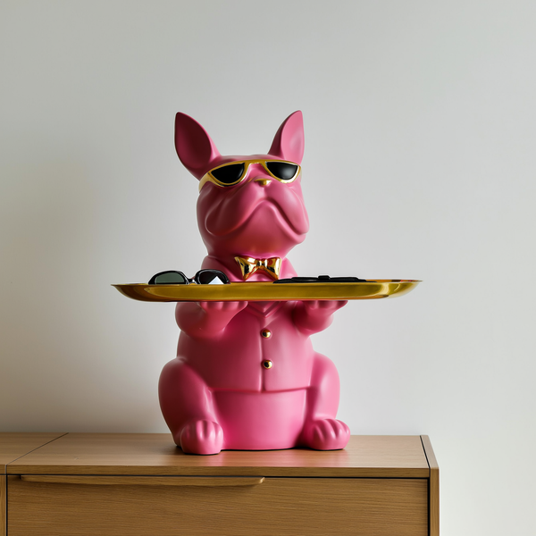 Escultura de bulldog rosa com bandeja dourada segurando chaves e óculos — foto de ambiente 3