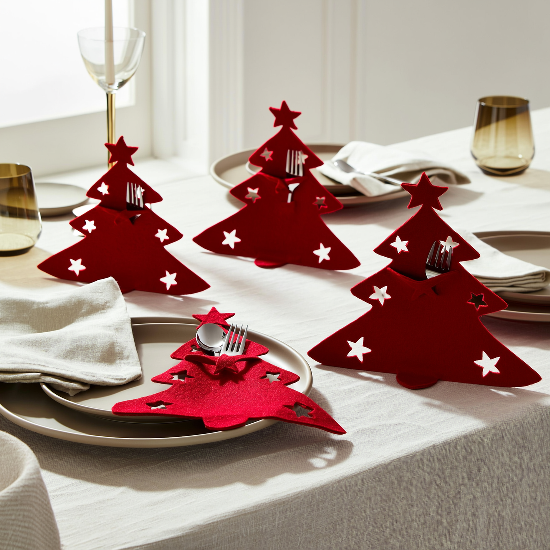 Porta talheres de Natal em formato de árvore vermelha nas 4 peças da mesa da ceia — foto de ambiente 3