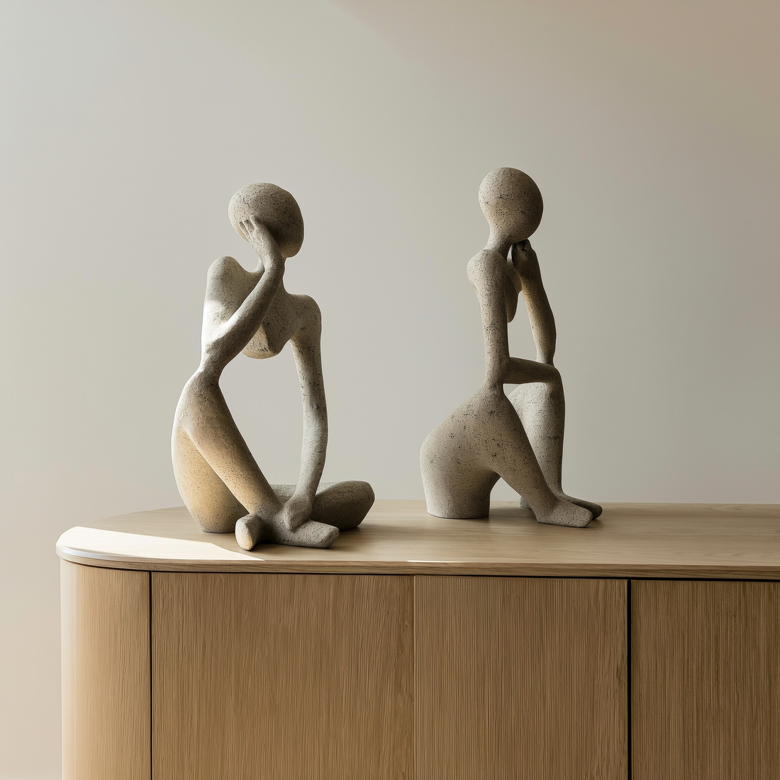 Escultura decorativa abstrata de resina em tom areia sobre aparador da sala — foto de ambiente 1