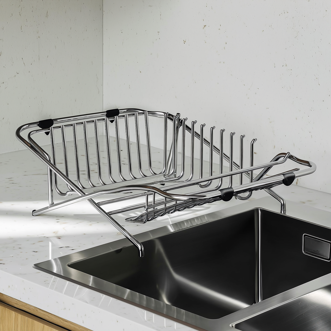 Escorredor de louça extensível de aço inox sobre a pia da cozinha — foto de ambiente 2