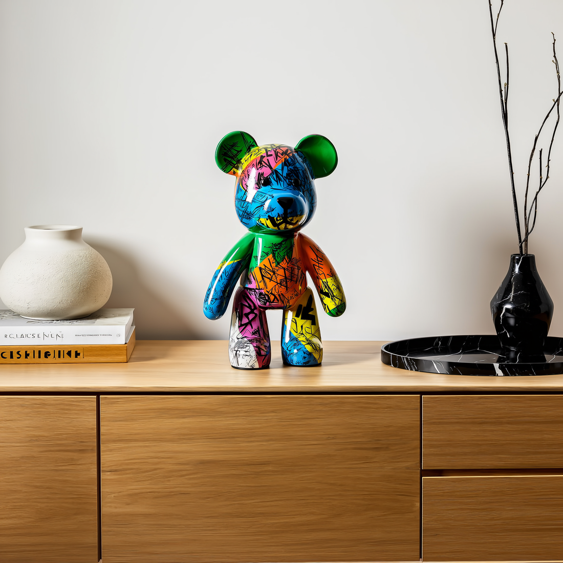 Escultura de urso em resina com pintura grafite colorida sobre aparador de madeira — foto de ambiente 2