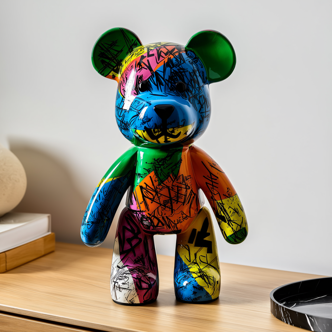 Escultura de urso em resina com pintura grafite colorida sobre aparador de madeira — foto de ambiente 1