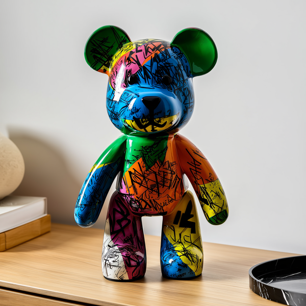 Escultura de urso em resina com pintura grafite colorida sobre aparador de madeira — foto de ambiente 1