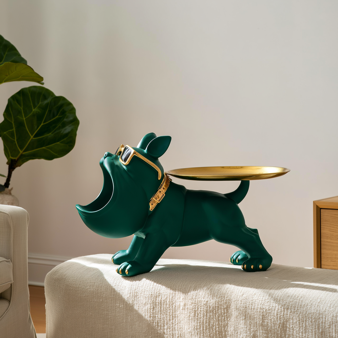 Escultura de bulldog em resina verde com bandeja dourada em sala de estar com sofá de linho e madeira clara — foto de ambiente 2