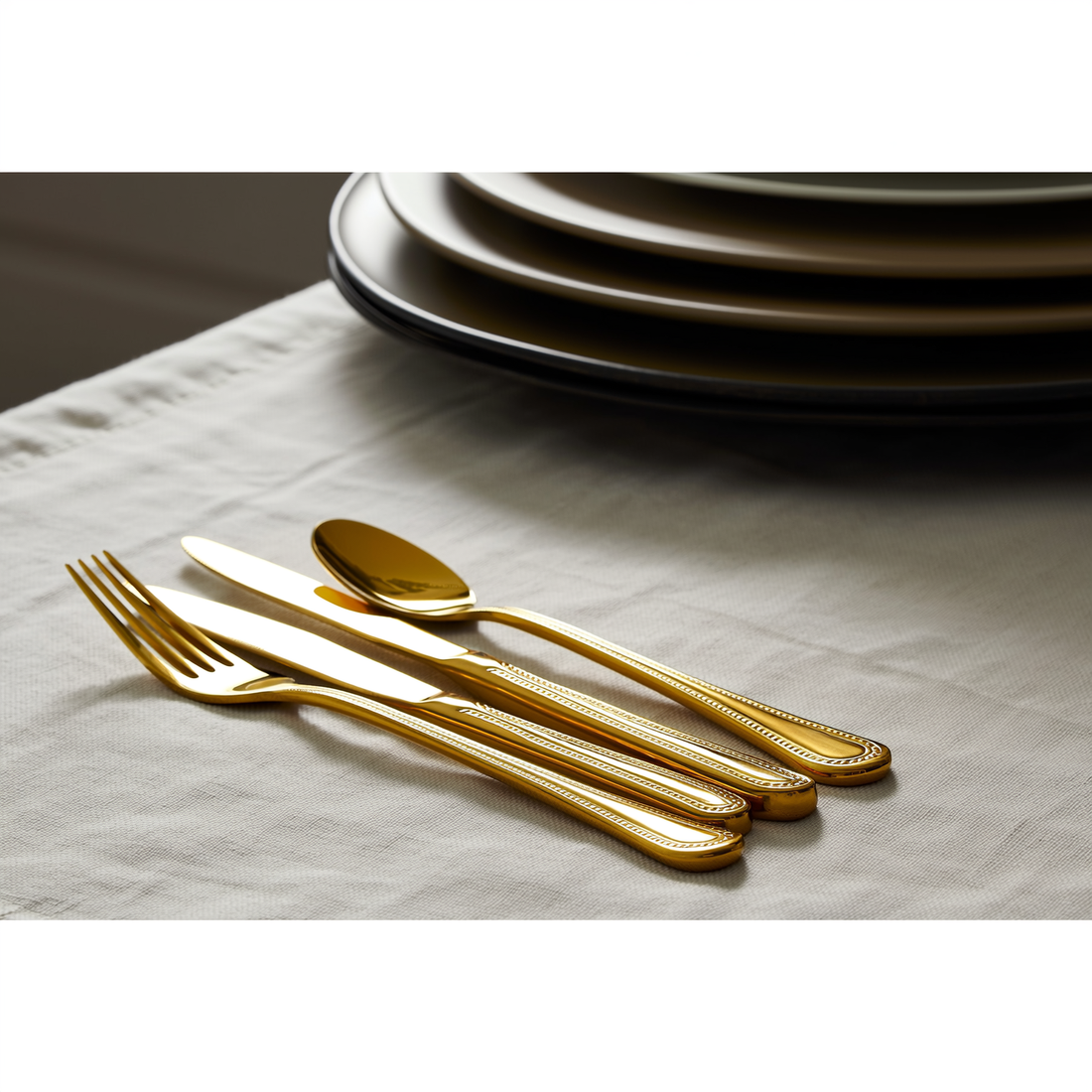 Faqueiro dourado de aço inox 16 peças disposto em mesa posta com pratos e linho — foto de ambiente 3