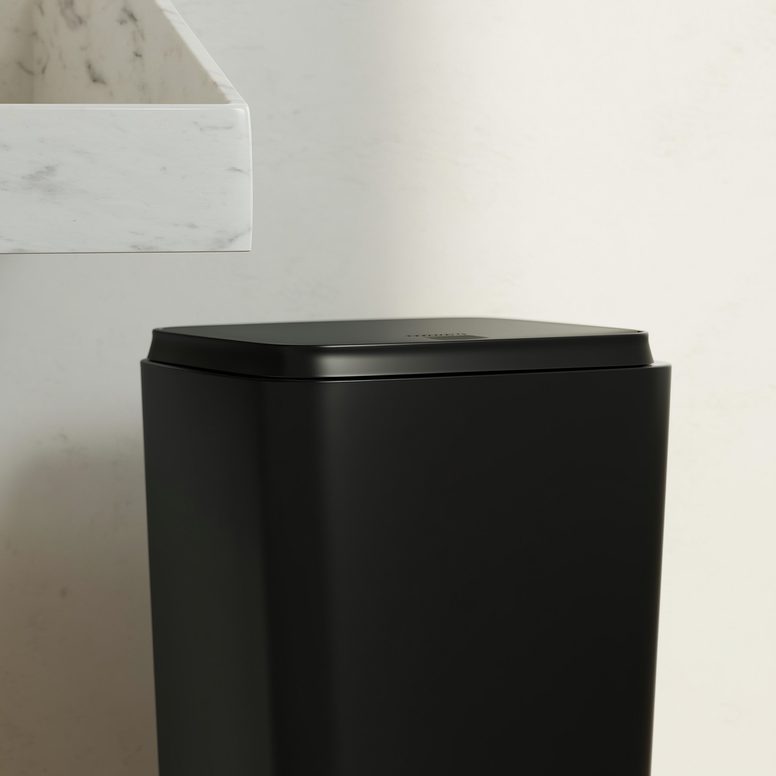 Lixeira slim preta com tampa em banheiro minimalista com mármore — foto de ambiente 3