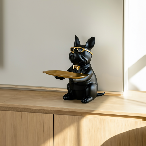 Enfeite decorativo de bulldog preto com bandeja dourada sobre aparador — foto de ambiente 2